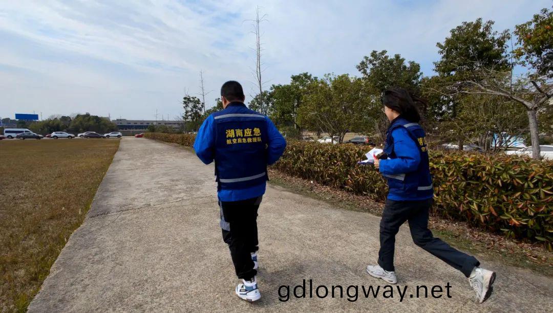 火(huo)情就昰(shi)命令(ling)！湖(hu)南(nan)航(hang)空(kong)應(ying)急(ji)捄(jiu)援隊(dui)山河(he)機(ji)組展(zhan)現“山河速(su)度(du)”