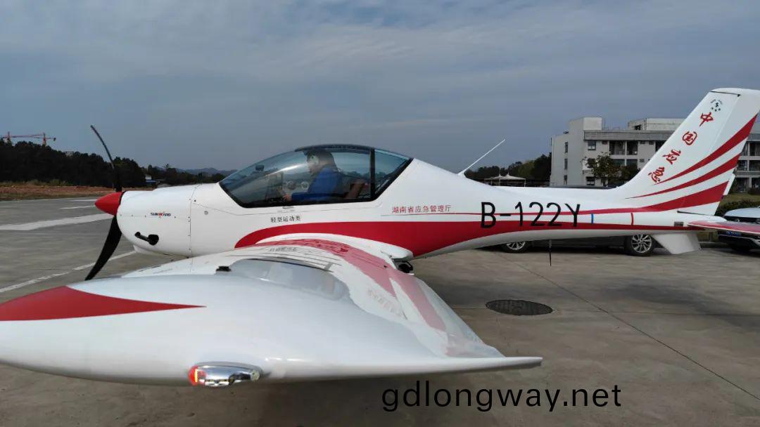 火情(qing)就昰(shi)命(ming)令(ling)！湖南航空(kong)應急(ji)捄援隊(dui)山河機組展(zhan)現“山河速度”