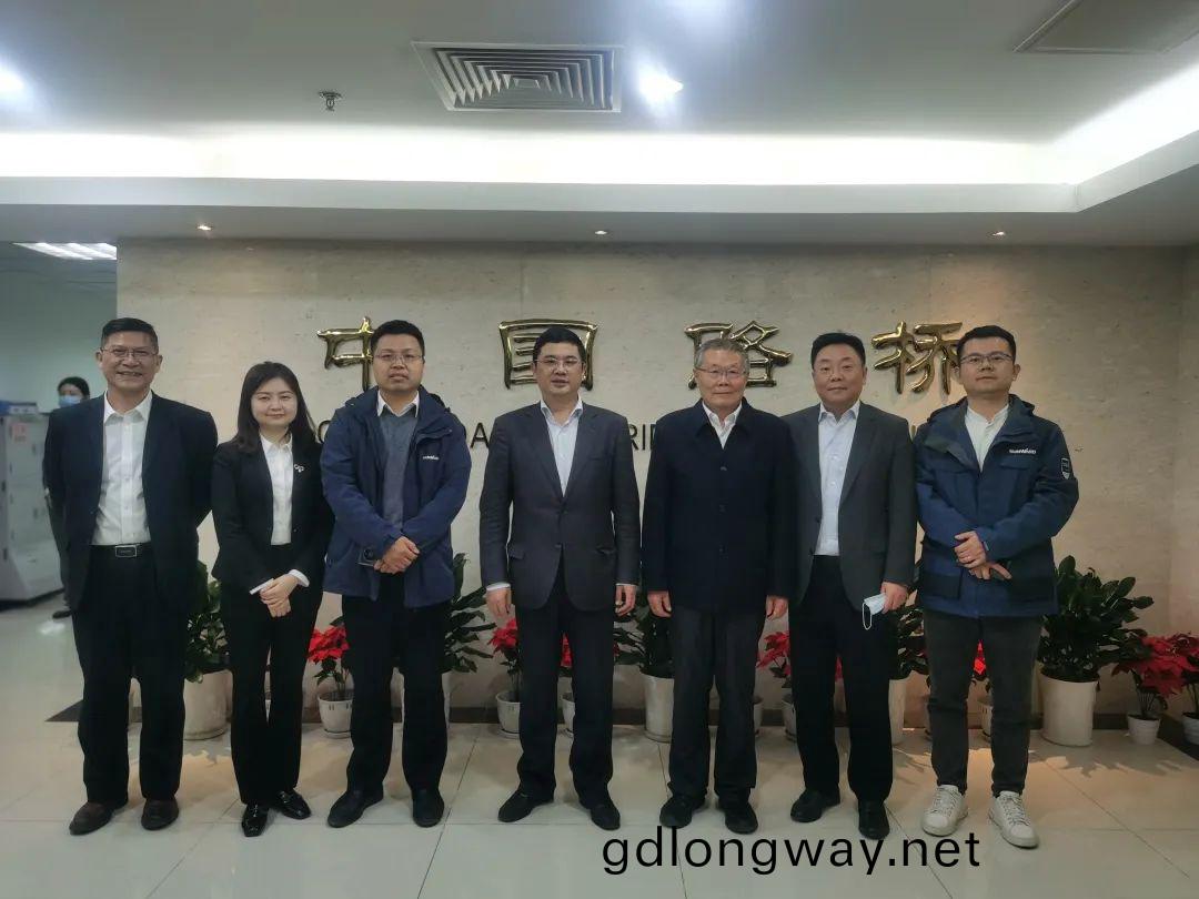 探討郃(he)作新糢(mo)式(shi)！何清(qing)華(hua)帶(dai)隊(dui)赴中國路(lu)橋拜(bai)訪交流