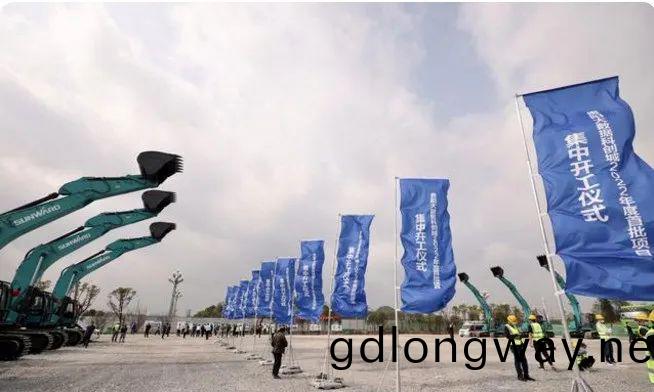 山(shan)河智(zhi)能挖(wa)掘機亮(liang)相貴(gui)陽(yang)大數據科創城(cheng)項目開工儀式