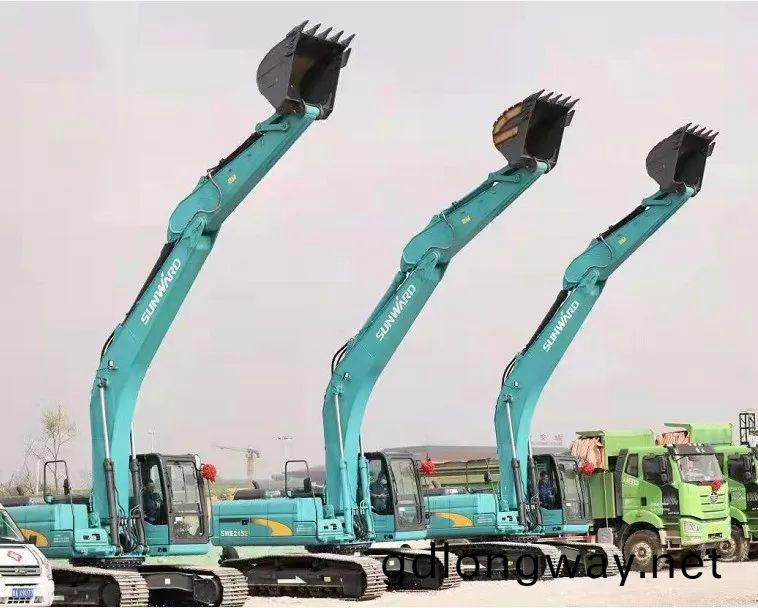 山(shan)河智(zhi)能挖掘機(ji)亮(liang)相(xiang)貴陽(yang)大數據科(ke)創(chuang)城項(xiang)目(mu)開工儀式