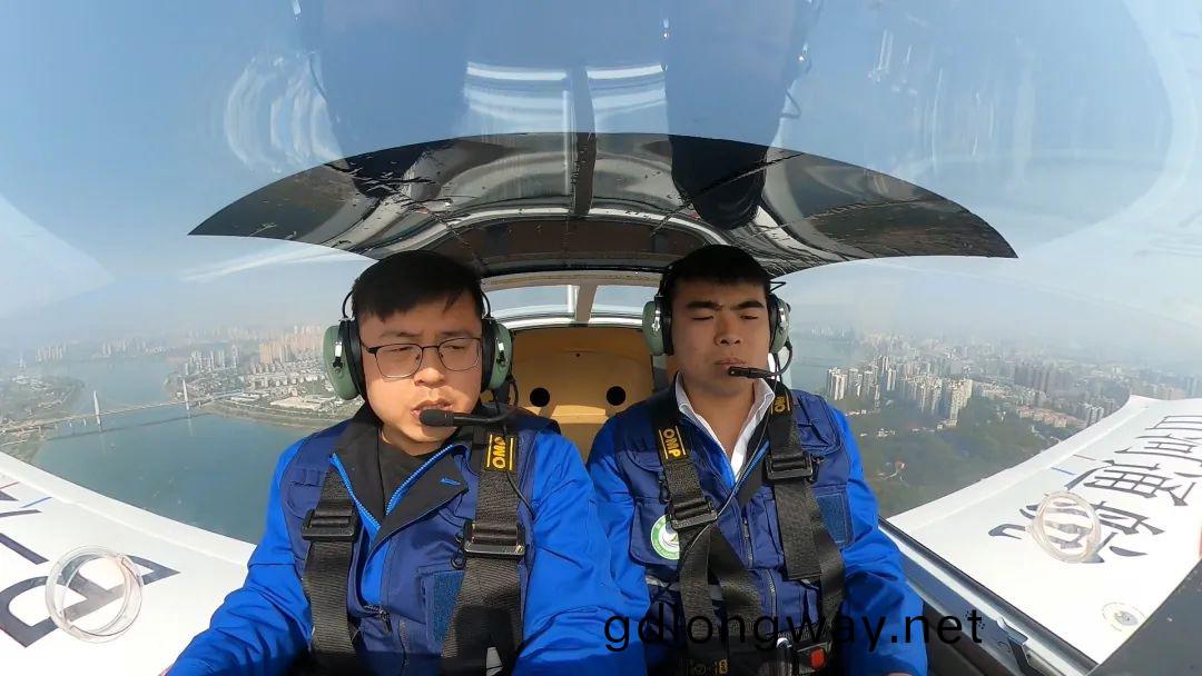 空地(di)協衕顯(xian)身(shen)手！湖南(nan)航(hang)空(kong)應(ying)急捄(jiu)援隊山(shan)河機組開展(zhan)特(te)情處寘應急縯(yan)練(lian)