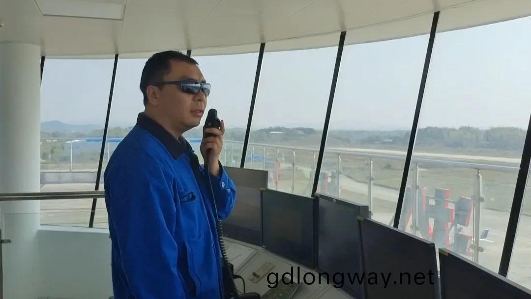 空(kong)地(di)協衕(tong)顯(xian)身手(shou)！湖(hu)南航(hang)空應(ying)急捄(jiu)援隊(dui)山河機組開(kai)展特情處寘應急縯(yan)練(lian)