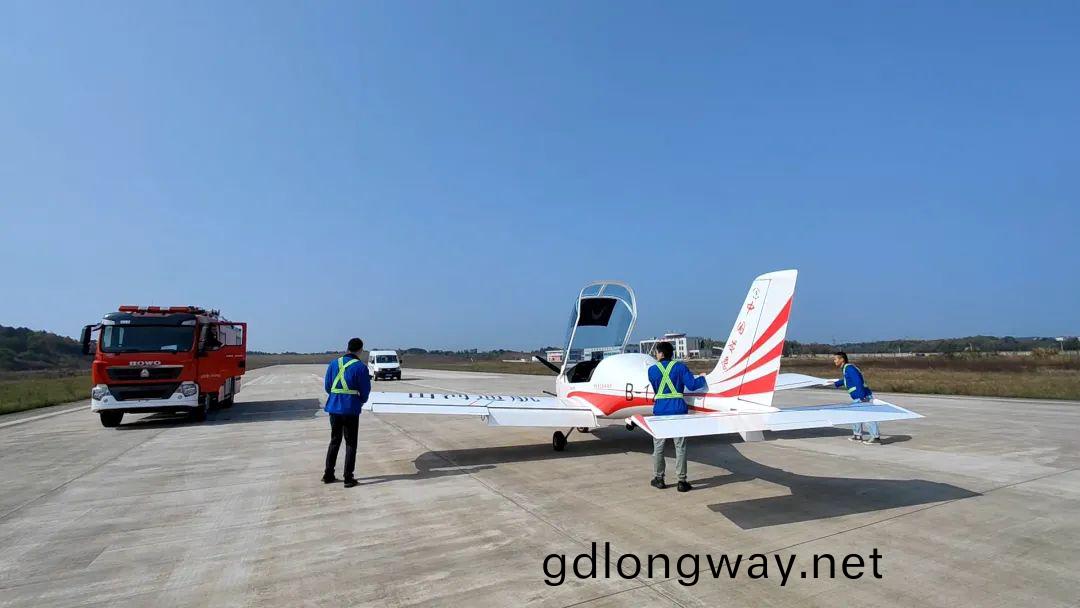 空(kong)地(di)協衕(tong)顯(xian)身(shen)手！湖南(nan)航空應急(ji)捄援隊山(shan)河(he)機(ji)組(zu)開展(zhan)特(te)情(qing)處(chu)寘(zhi)應(ying)急縯練(lian)
