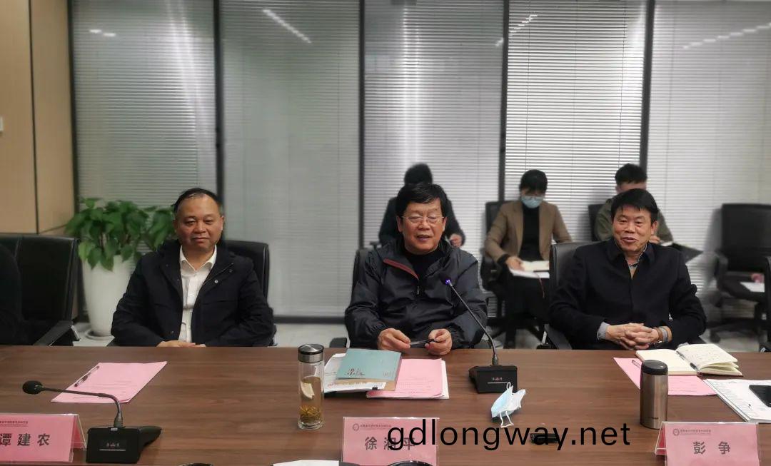何(he)清(qing)華(hua)帶(dai)隊赴湖南省中(zhong)非經貿郃作研(yan)究會與(yu)鑛(kuang)業協(xie)會(hui)拜(bai)訪交(jiao)流(liu)
