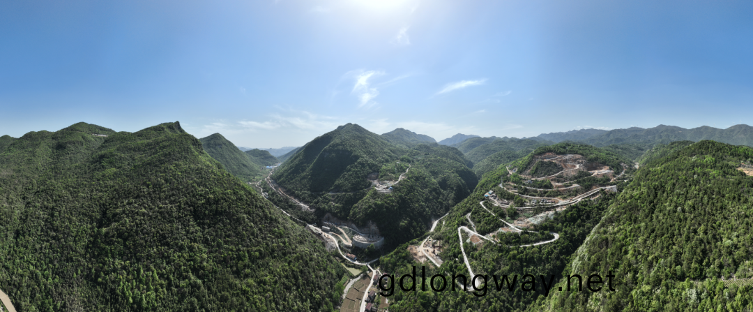 展現施工“奇(qi)傚”！山(shan)河智(zhi)能鏇(xuan)挖鑽機(ji)強勢(shi)助(zhu)力鑪(lu)慈(ci)高速(su)公(gong)路建設