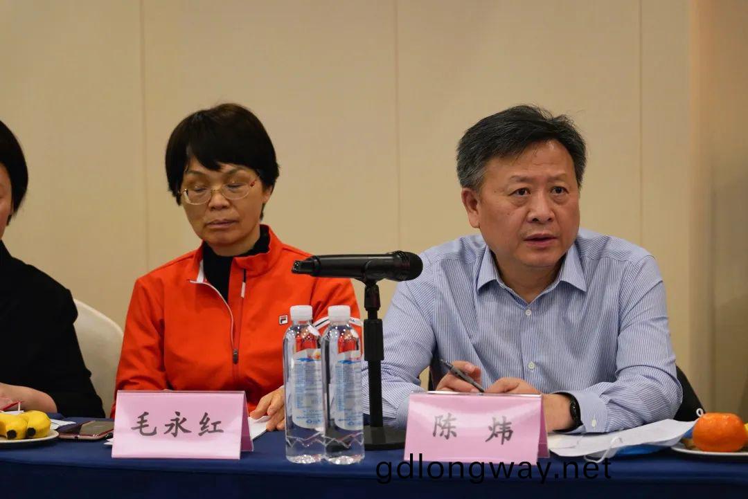 抱糰(tuan)齣(chu)海(hai)，攜手(shou)共(gong)贏！何(he)清華(hua)帶隊(dui)赴湖(hu)南(nan)異(yi)地(di)商會聯郃(he)會拜訪(fang)交流(liu)