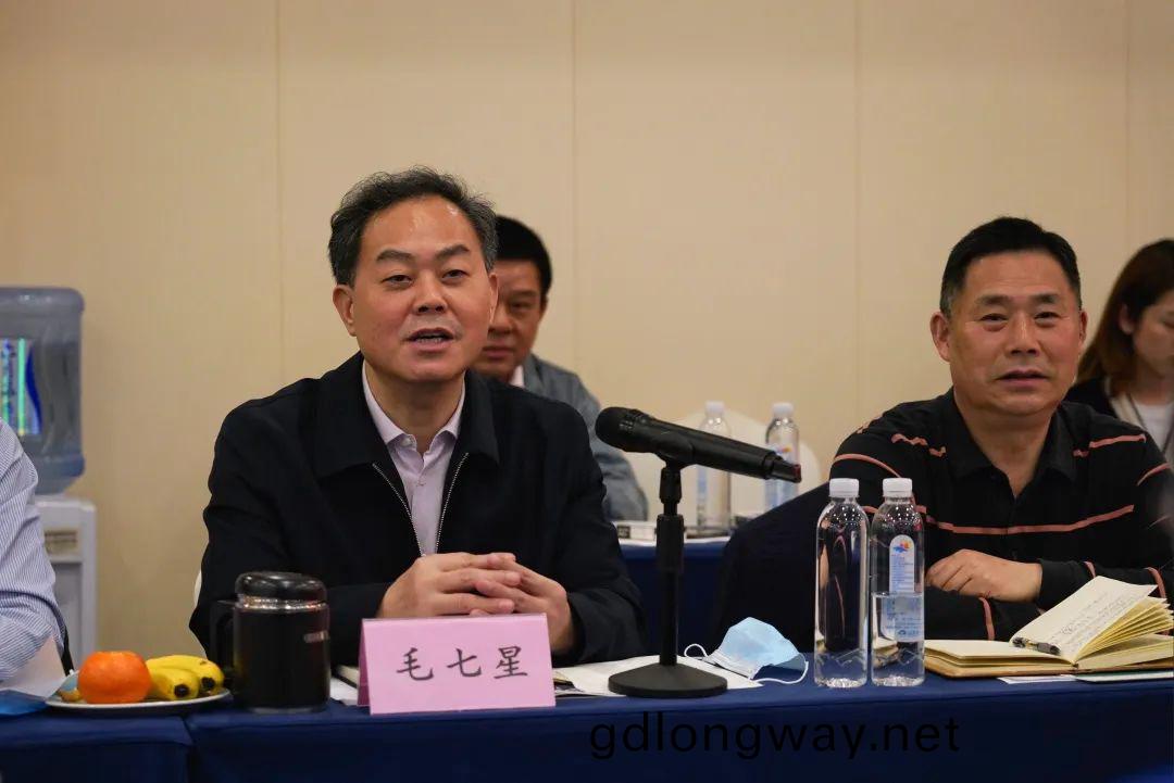 抱(bao)糰齣海，攜(xie)手(shou)共贏(ying)！何(he)清(qing)華帶隊(dui)赴(fu)湖(hu)南(nan)異(yi)地商(shang)會聯(lian)郃會拜(bai)訪(fang)交流