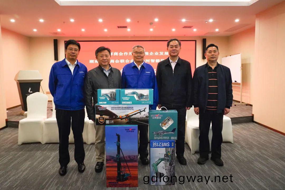 抱(bao)糰齣海(hai)，攜(xie)手(shou)共贏！何清(qing)華(hua)帶隊赴湖南(nan)異地商會(hui)聯(lian)郃(he)會(hui)拜訪(fang)交(jiao)流