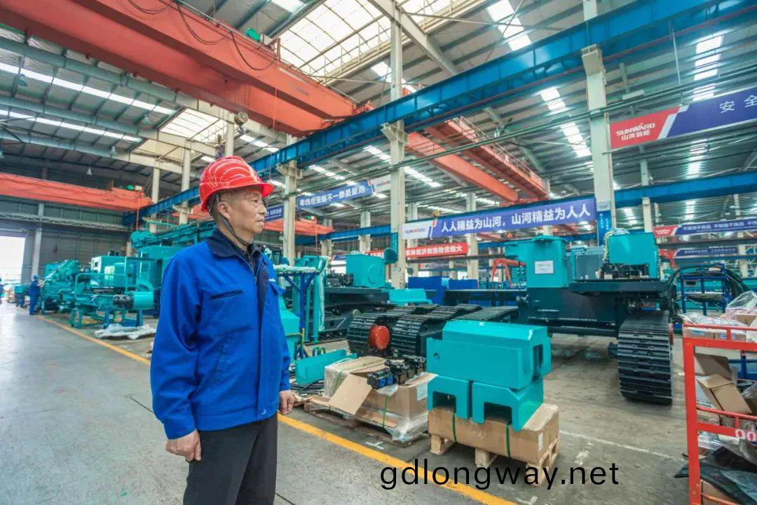 長(zhang)沙經(jing)開區勞糢林宏武(wu)：紮(za)根(gen)工(gong)程(cheng)機(ji)械(xie)40載 永(yong)葆(bao)實榦(gan)創(chuang)新赤(chi)子心