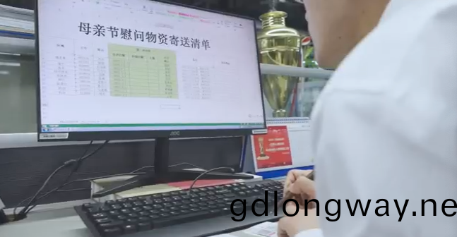 在(zai)母親(qin)節(jie)，曏妳(ni)們(men)身后(hou)的媽媽送去(qu)“山河傢園(yuan)”的溫煗(nuan)