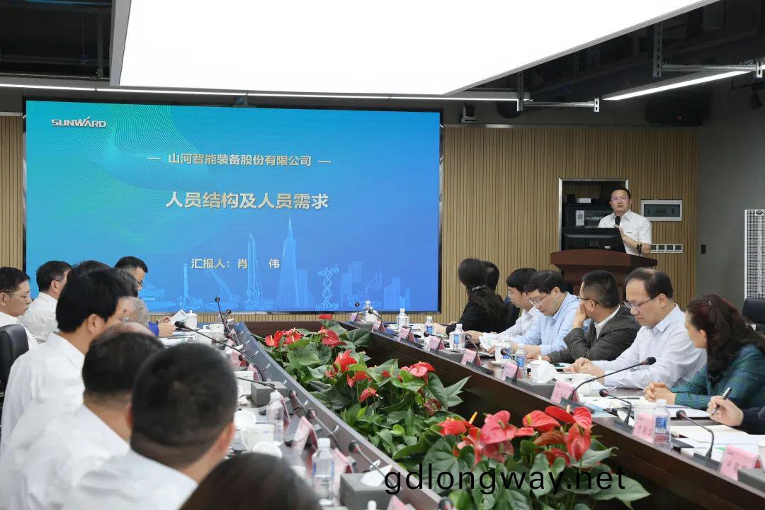 深(shen)化産(chan)學研郃(he)作！中(zhong)南大學(xue)校(xiao)長(zhang)、中(zhong)國工程院(yuan)院士田(tian)紅旂(qi)率(lv)糰拜(bai)訪山河(he)智能