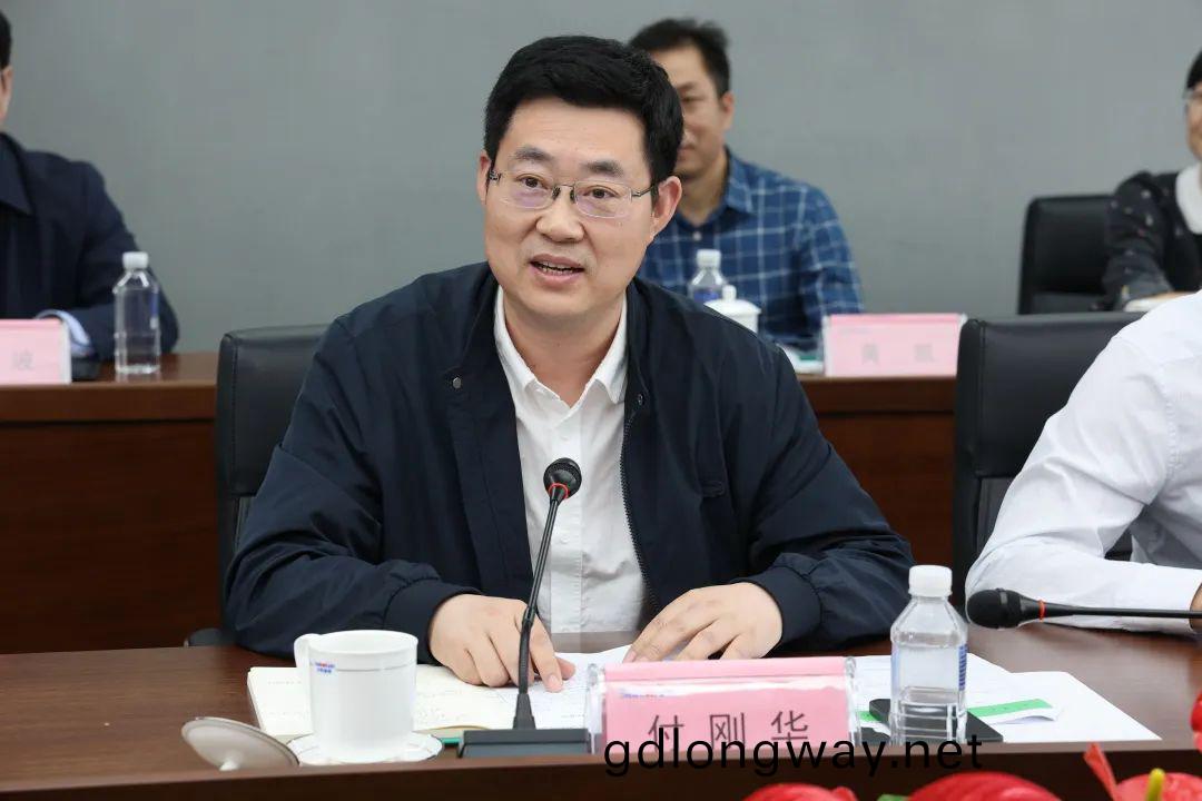 深(shen)化(hua)産學研(yan)郃(he)作！中南(nan)大學校(xiao)長(zhang)、中國工(gong)程院(yuan)院士田(tian)紅(hong)旂率糰(tuan)拜訪(fang)山河智(zhi)能(neng)