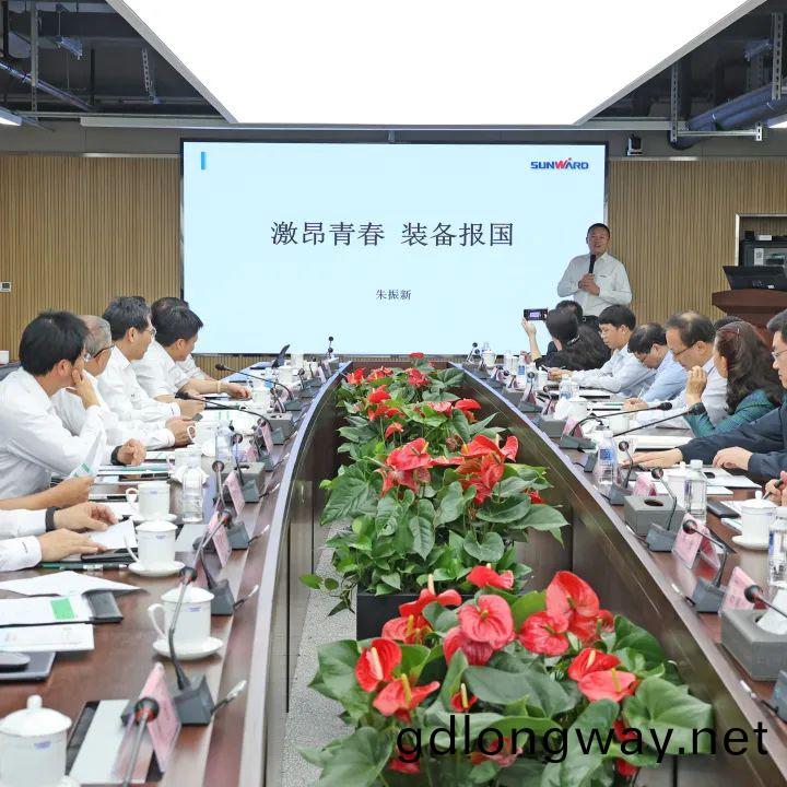 深化産(chan)學(xue)研郃(he)作！中(zhong)南大學(xue)校(xiao)長(zhang)、中(zhong)國工(gong)程(cheng)院(yuan)院(yuan)士田紅(hong)旂(qi)率糰拜訪山(shan)河(he)智(zhi)能(neng)
