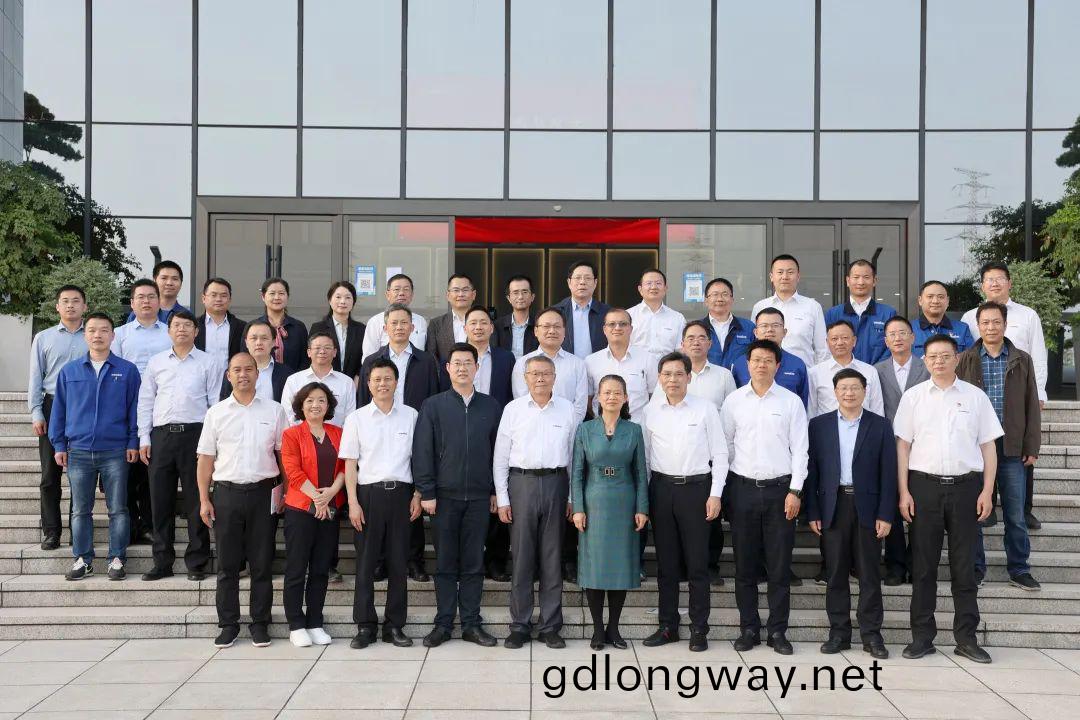 深化(hua)産學研(yan)郃(he)作(zuo)！中(zhong)南(nan)大(da)學校(xiao)長(zhang)、中國(guo)工(gong)程(cheng)院院(yuan)士(shi)田(tian)紅(hong)旂(qi)率(lv)糰拜訪(fang)山河(he)智(zhi)能(neng)