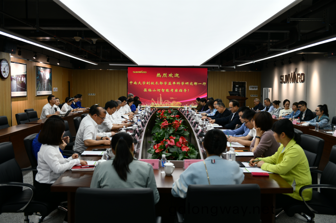 中(zhong)南大(da)學(xue)副校長郭學(xue)益(yi)率(lv)科學(xue)研究部一(yi)行調(diao)研山(shan)河智(zhi)能