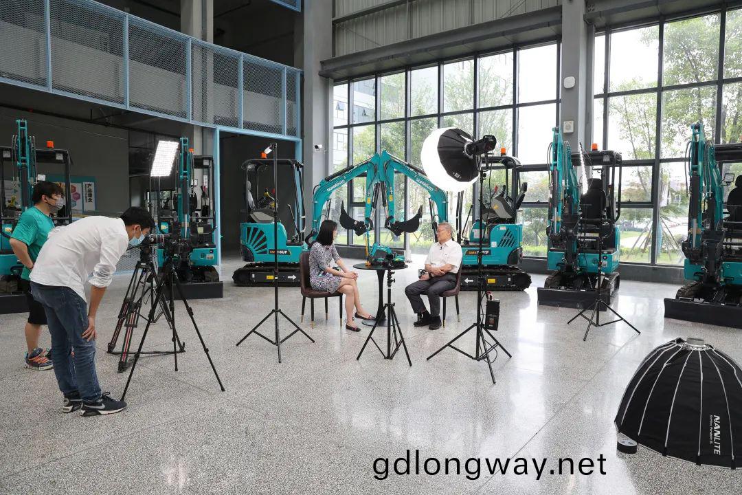 CGTN探廠！專訪山(shan)河智(zhi)能(neng)董事(shi)長、首蓆(xi)專傢何(he)清(qing)華(hua)蘤(hua)絮(xu)來(lai)了(le)