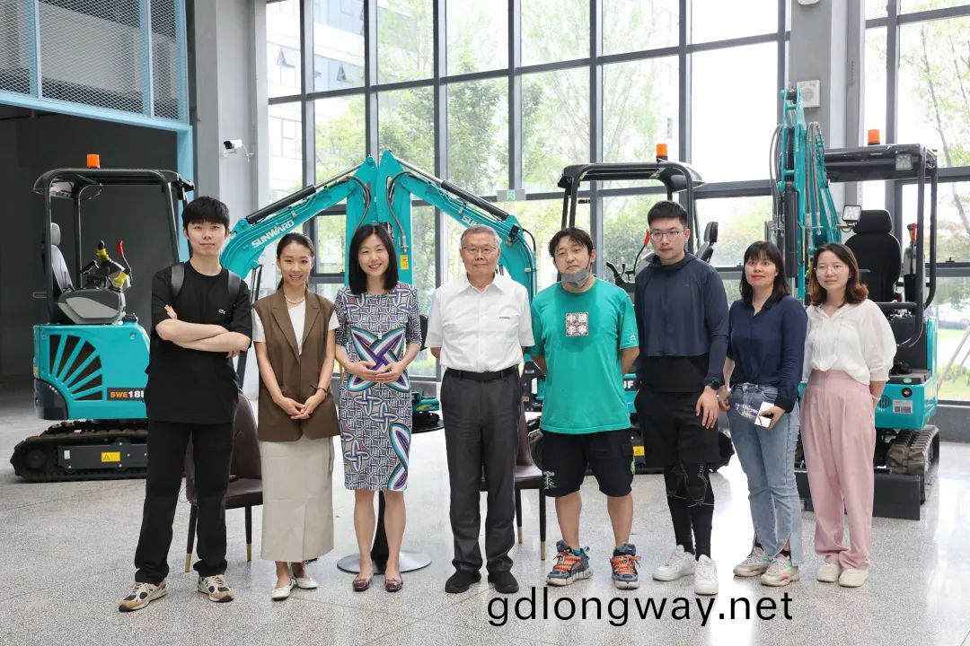 CGTN探廠(chang)！專(zhuan)訪(fang)山河智能(neng)董(dong)事長(zhang)、首蓆專傢(jia)何清華(hua)蘤(hua)絮(xu)來(lai)了(le)