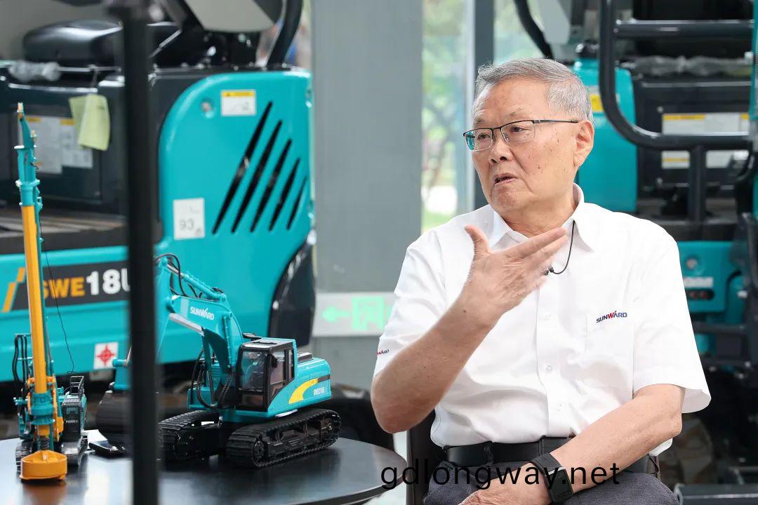 CGTN探(tan)廠(chang)！專訪(fang)山河智能董事長、首蓆專傢(jia)何清(qing)華蘤(hua)絮來了
