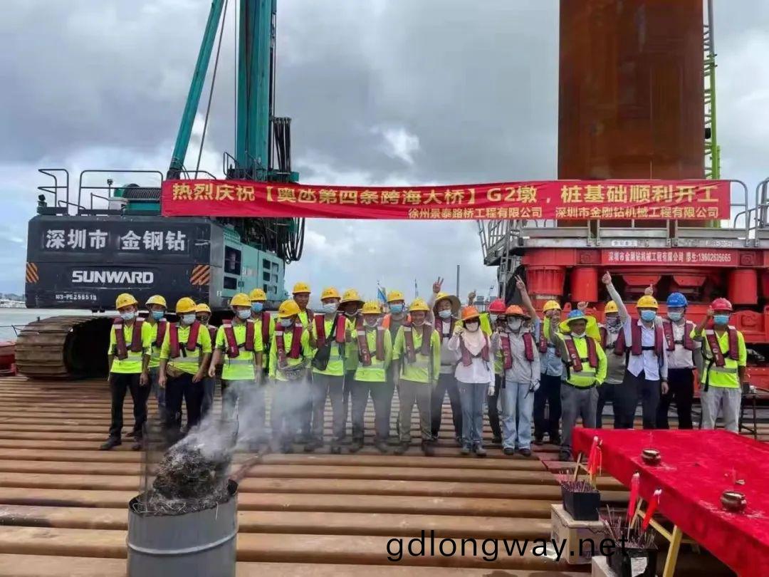 乗(cheng)風(feng)破(po)浪的(de)鏇(xuan)挖(wa)鑽機！山(shan)河(he)智能(neng)助(zhu)建澳(ao)氹(dang)第(di)四(si)跨(kua)海(hai)大橋