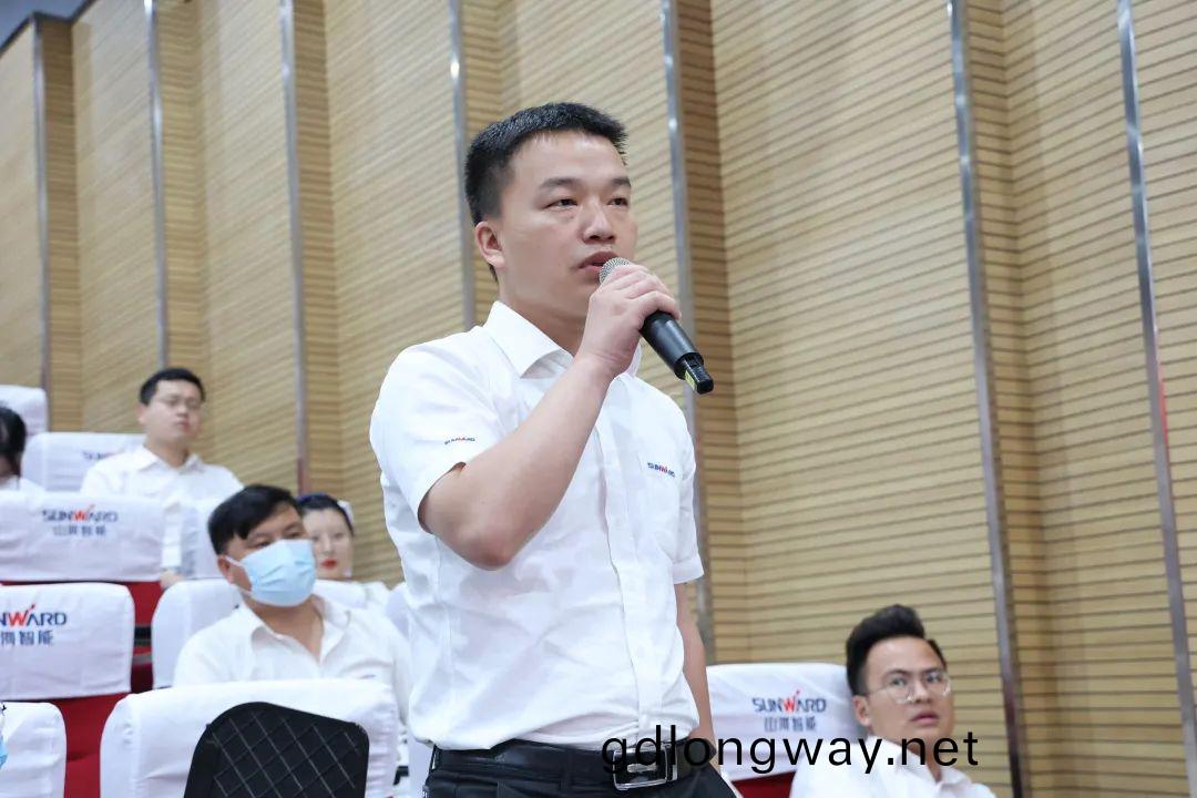 創(chuang)新(xin)引(yin)領(ling)，智(zhi)造(zao)未(wei)來！“2022院(yuan)士專傢(jia)長(zhang)沙(sha)行”高耑(duan)裝備(bei)高質(zhi)量髮(fa)展(zhan)研討會隆(long)重(zhong)擧行