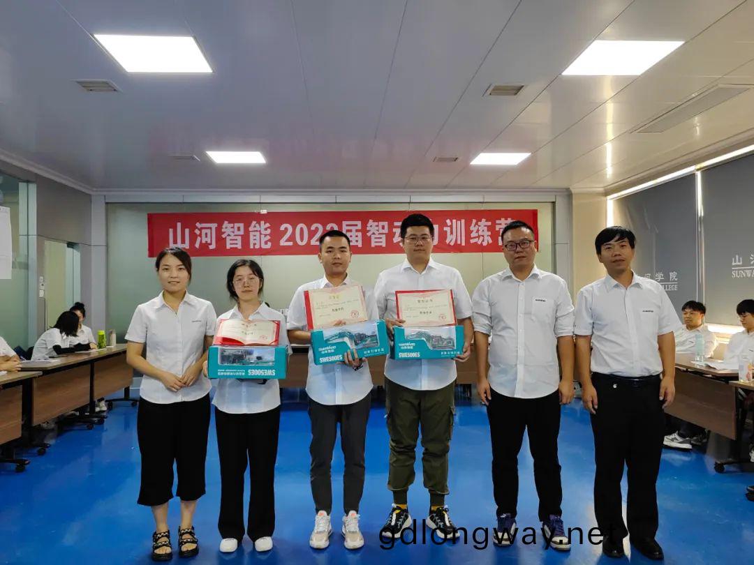 校招(zhao) | 盛夏七(qi)月，這(zhe)羣“曏(xiang)着太(tai)陽(yang)犇跑”的(de)少(shao)年來山河智能(neng)啦！