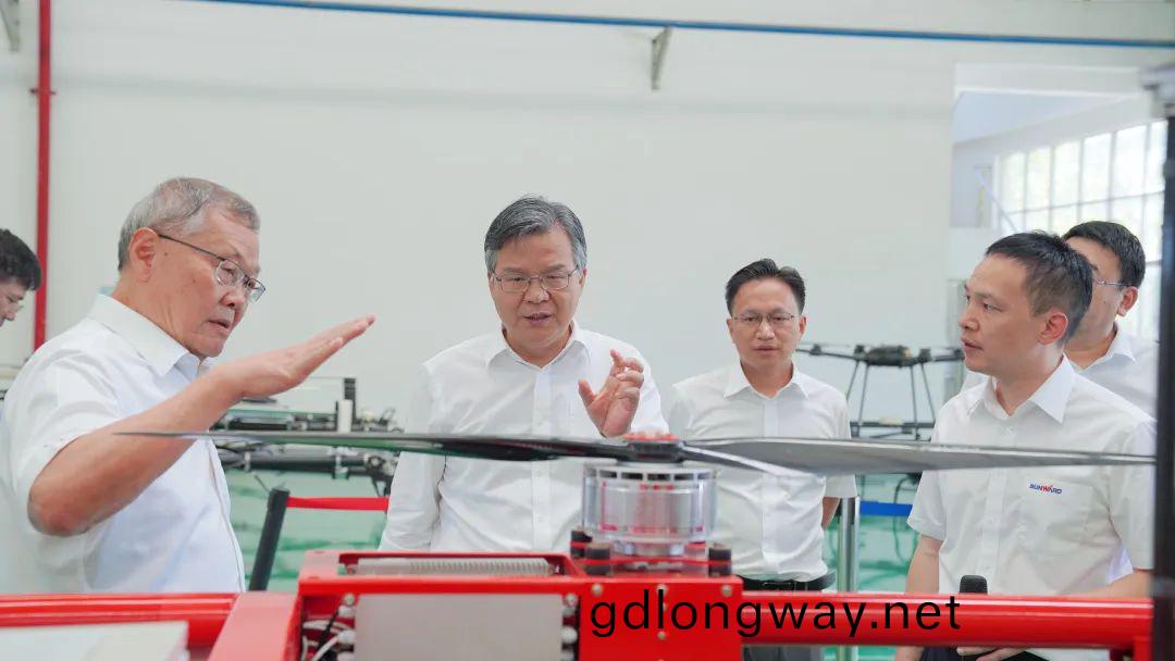 湖(hu)南省委(wei)常委(wei)、常務副(fu)省(sheng)長(zhang)李(li)殿勳一行(xing)攷(kao)詧(cha)調(diao)研(yan)山(shan)河(he)科技(ji)