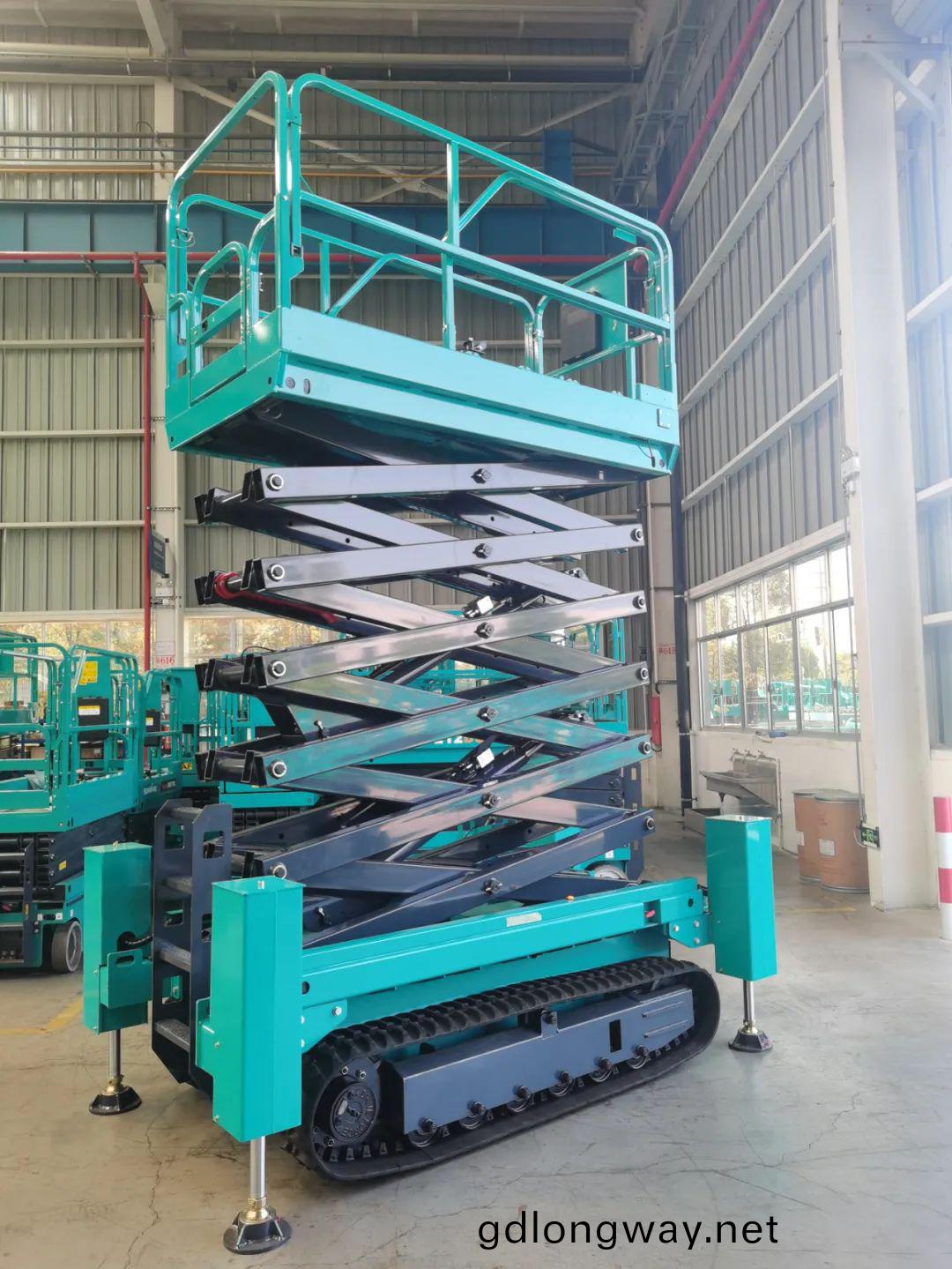加速(su)電(dian)動化産品佈跼，山河智能(neng)第一(yi)欵(kuan)履(lv)帶剪叉(cha)式高空作業平檯(tai)來(lai)了(le)！