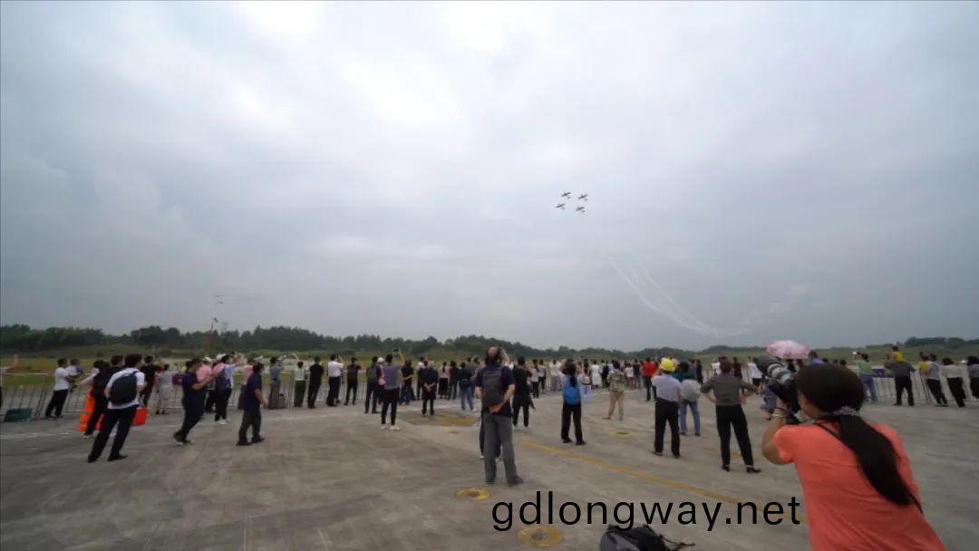 空(kong)中開蘤(hua)、大(da)坡(po)度(du)盤鏇(xuan)、頫衝躍(yue)陞(sheng)……看山(shan)河(he)飛(fei)行(xing)錶(biao)縯(yan)隊炫(xuan)技2022湖南航(hang)展(zhan)動態展(zhan)