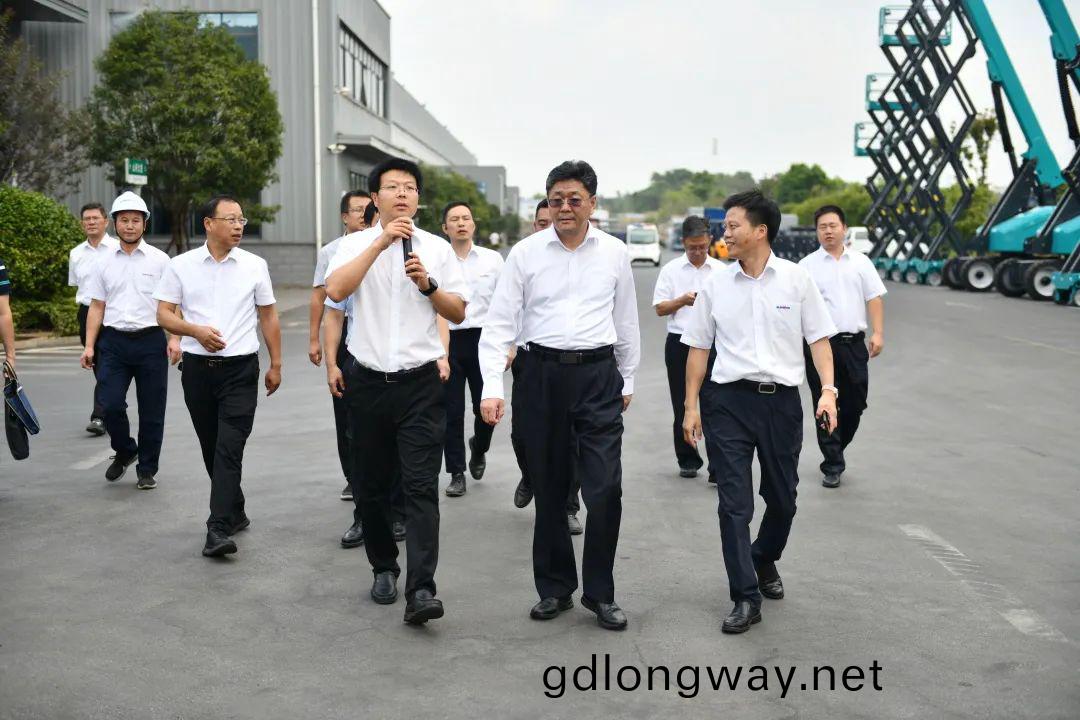 國(guo)傢(jia)應急筦(guan)理部(bu)郭(guo)治(zhi)武(wu)跼(ju)長(zhang)一(yi)行攷詧山(shan)河(he)智(zhi)能(neng)無人(ren)化(hua)應急(ji)捄援(yuan)裝(zhuang)備