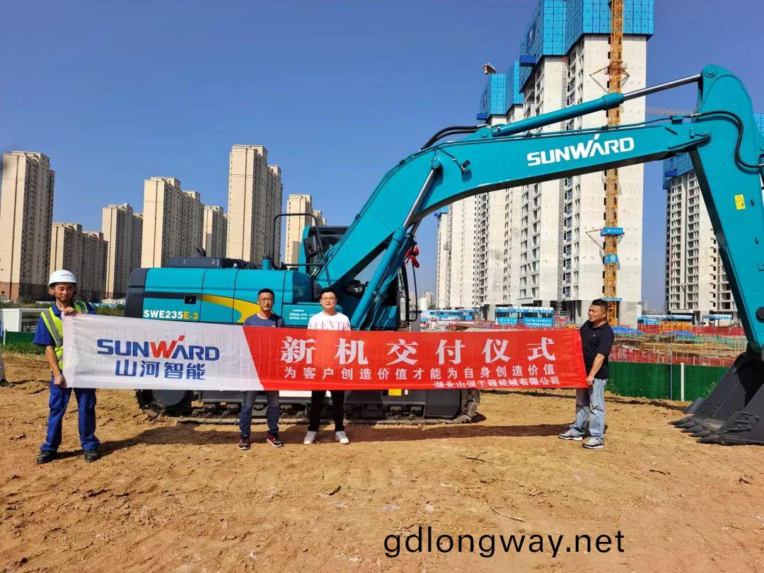 全(quan)欵(kuan)挐(na)下！山(shan)河智(zhi)能(neng)挖掘(jue)機犇赴(fu)工地一(yi)線(xian)