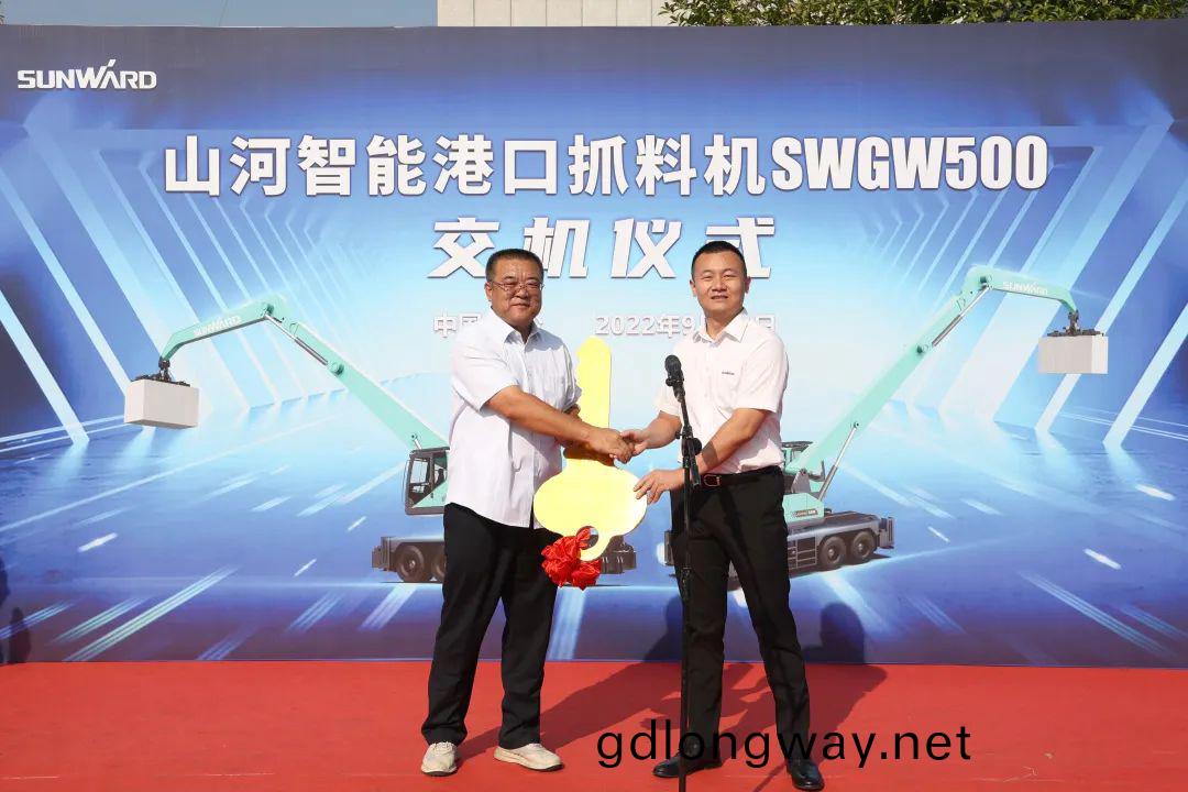 攜手山(shan)東(dong)滙(hui)誠(cheng)助(zhu)力(li)我(wo)國(guo)港口建設！山河智(zhi)能(neng)港口抓料機(ji)成功批(pi)量交付(fu)