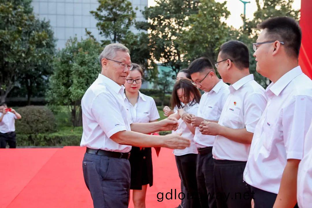 喜迎二(er)十(shi)大 攜(xie)手曏未(wei)來(lai) | 山河智能(neng)成(cheng)立23週年(nian)慶祝錶(biao)彰大(da)會(hui)暨趣(qu)味(wei)運(yun)動會隆重(zhong)擧行