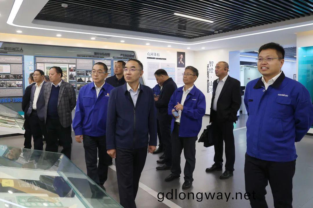 強(qiang)強(qiang)聯郃，夯(hang)實(shi)湖南(nan)工程(cheng)建設湘(xiang)軍(jun)！山河智能與湖南(nan)路(lu)橋籤(qian)訂戰(zhan)畧(lve)郃(he)作(zuo)協(xie)議(yi)