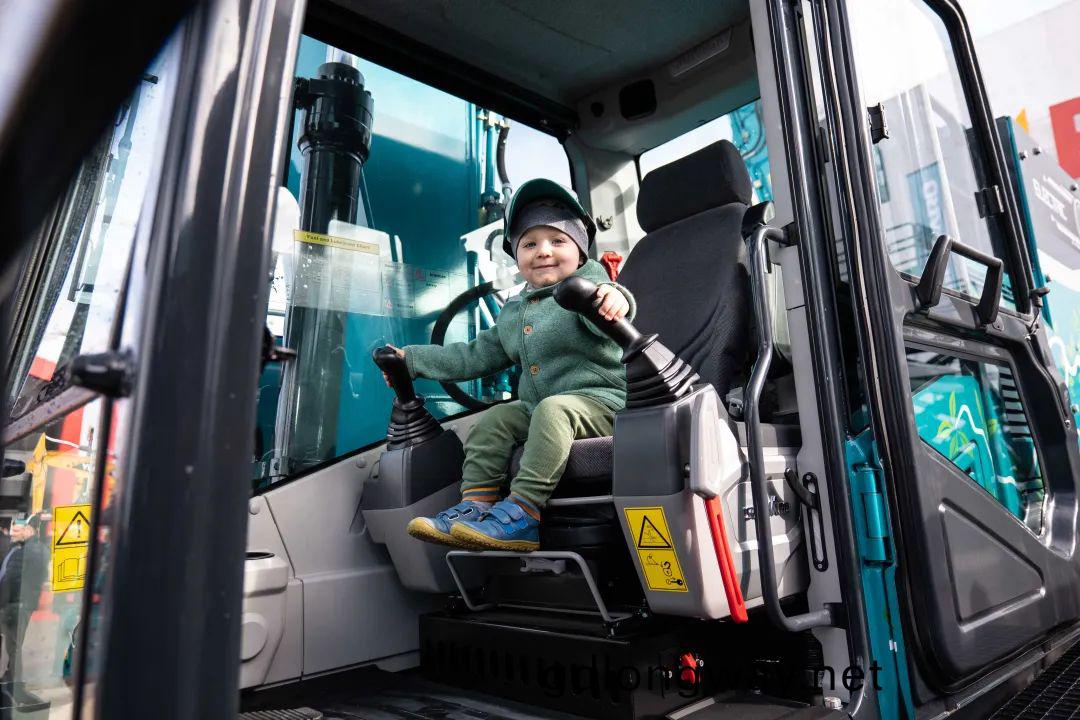 Bauma 2022 | 一(yi)組(zu)火熱現場圖(tu)帶您重(zhong)溫(wen)山(shan)河(he)智(zhi)能悳(de)國(guo)寶馬展(zhan)之(zhi)旅