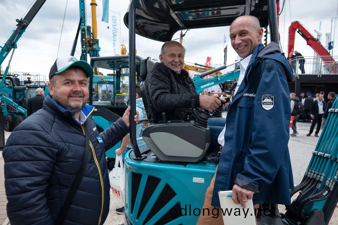 Bauma 2022 | 一(yi)組火(huo)熱現場(chang)圖(tu)帶(dai)您重溫山(shan)河(he)智(zhi)能悳(de)國寶馬(ma)展之旅