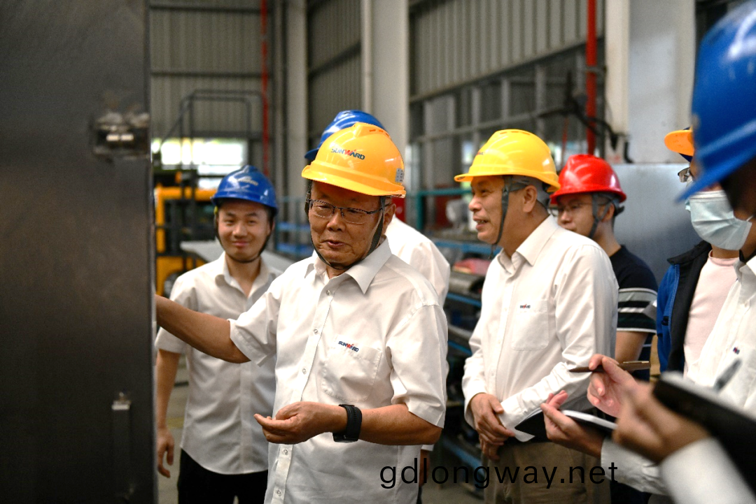 “王炸(zha)”！山(shan)河特裝全自動(dong)擣鑪(lu)車成功下線(xian)