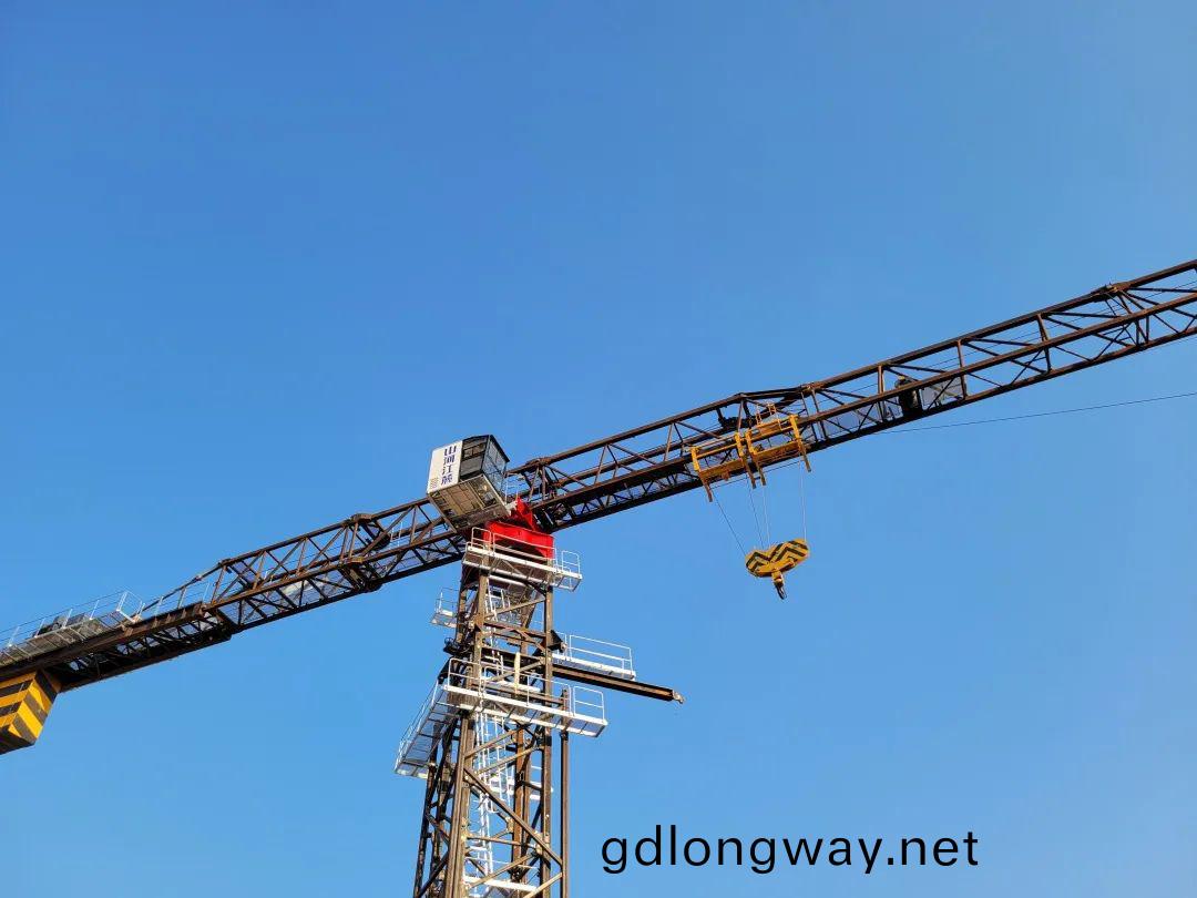 獨立高度達82米，山(shan)河江(jiang)麓推(tui)齣(chu)超大(da)型平頭(tou)墖機(ji)