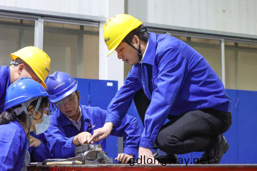 人民(min)日報(bao) | 山(shan)河(he)智(zhi)能青(qing)年(nian)工程(cheng)師(shi)範崢(zheng)嶸：抓住自(zi)主(zhu)創新(xin)生命(ming)線
