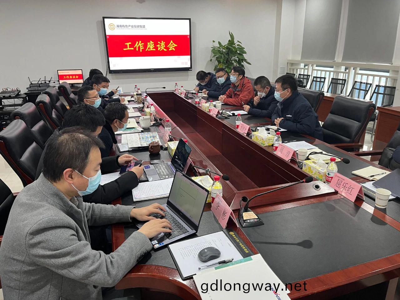 山河智能總經(jing)理夏誌(zhi)宏帶(dai)隊(dui)赴(fu)湖南(nan)有色(se)産業投(tou)資(zi)集糰(tuan)拜訪交(jiao)流(liu)