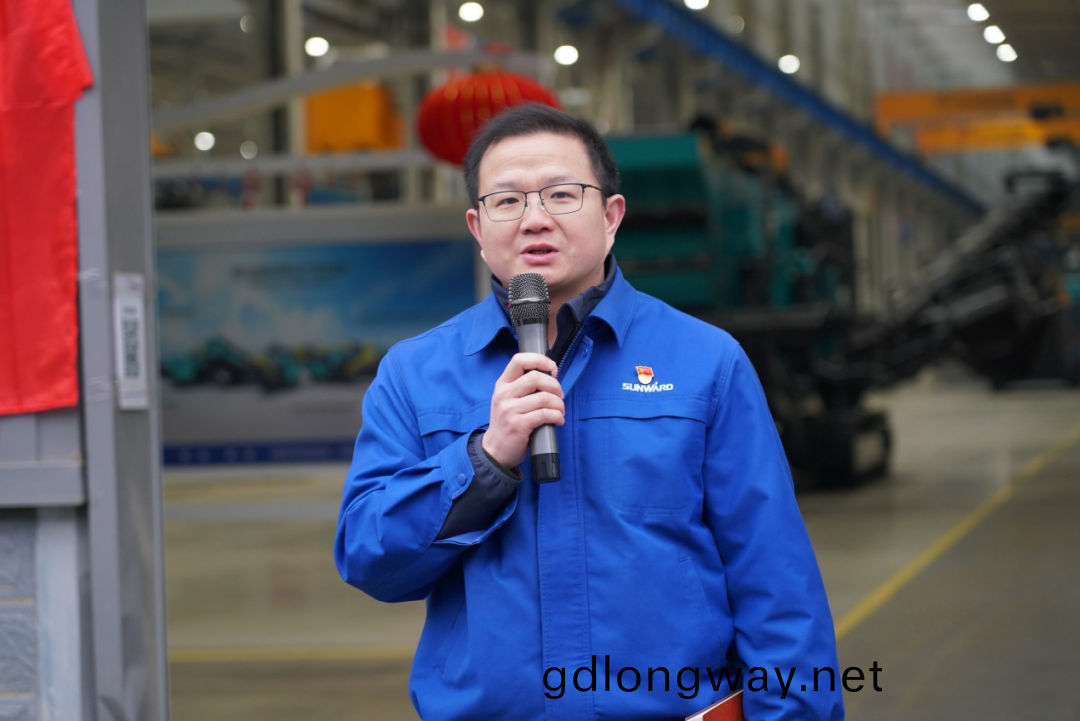 “持(chi)證上崗(gang)，成(cheng)爲破碎(sui)篩分(fen)設備(bei)的好(hao)筦(guan)傢(jia)！”