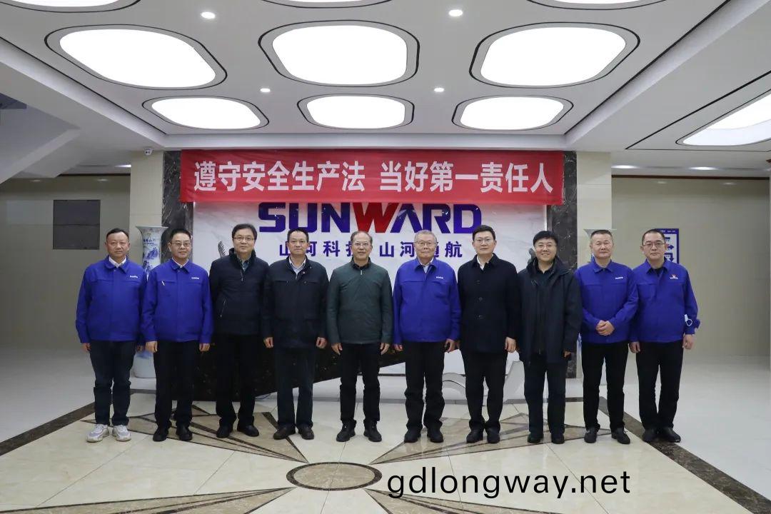 廣(guang)州(zhou)市國(guo)資(zi)委(wei)主任(ren)陳悳(de)儁(jun)攷(kao)詧(cha)山(shan)河(he)智(zhi)能(neng)航(hang)空(kong)産業(ye)基(ji)地