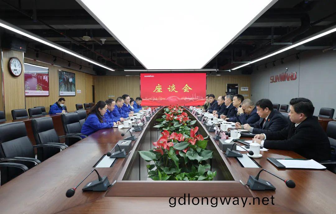 省(sheng)高(gao)院(yuan)副院長(zhang)郭(guo)正懷(huai)調(diao)研山河智(zhi)能(neng)