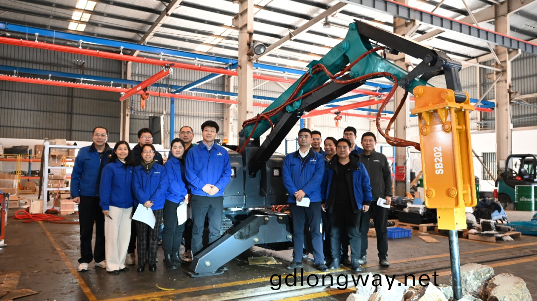 破(po)拆(chai)應(ying)急(ji)，智能擔噹！山河特裝SWR280DE破(po)拆(chai)機(ji)器(qi)人(ren)下線(xian)交(jiao)付