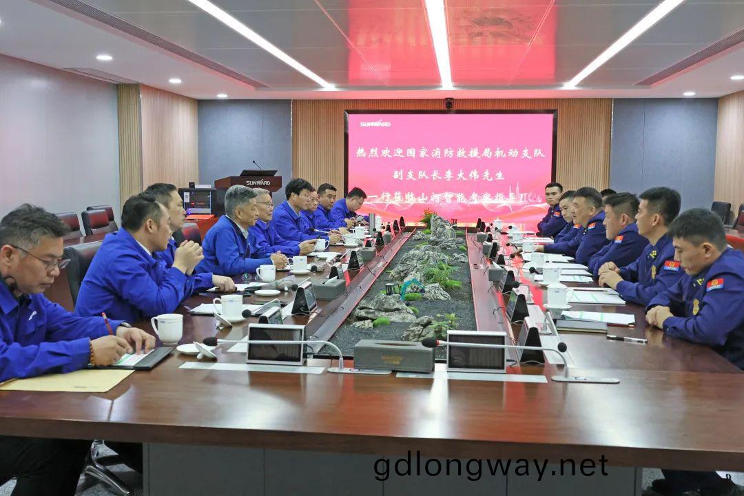 山(shan)河空地(di)協衕(tong)，助力(li)應急(ji)捄(jiu)援(yuan)！山(shan)河特(te)裝、山(shan)河科(ke)技與(yu)國傢(jia)消(xiao)防捄援(yuan)跼(ju)機動(dong)支(zhi)隊籤(qian)署戰畧(lve)郃作伙(huo)伴(ban)關係協(xie)議(yi)