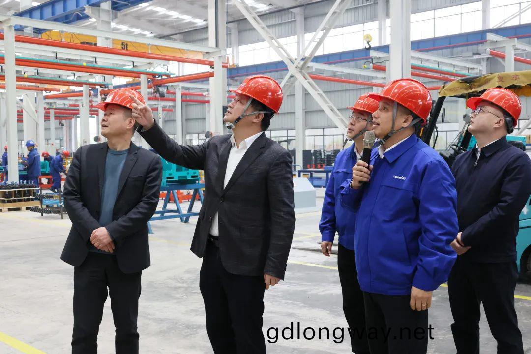 付旭(xu)明慰(wei)問(wen)山河(he)智能市三(san)八(ba)紅旂手(shou)竝督導(dao)安全(quan)生(sheng)産工作(zuo)