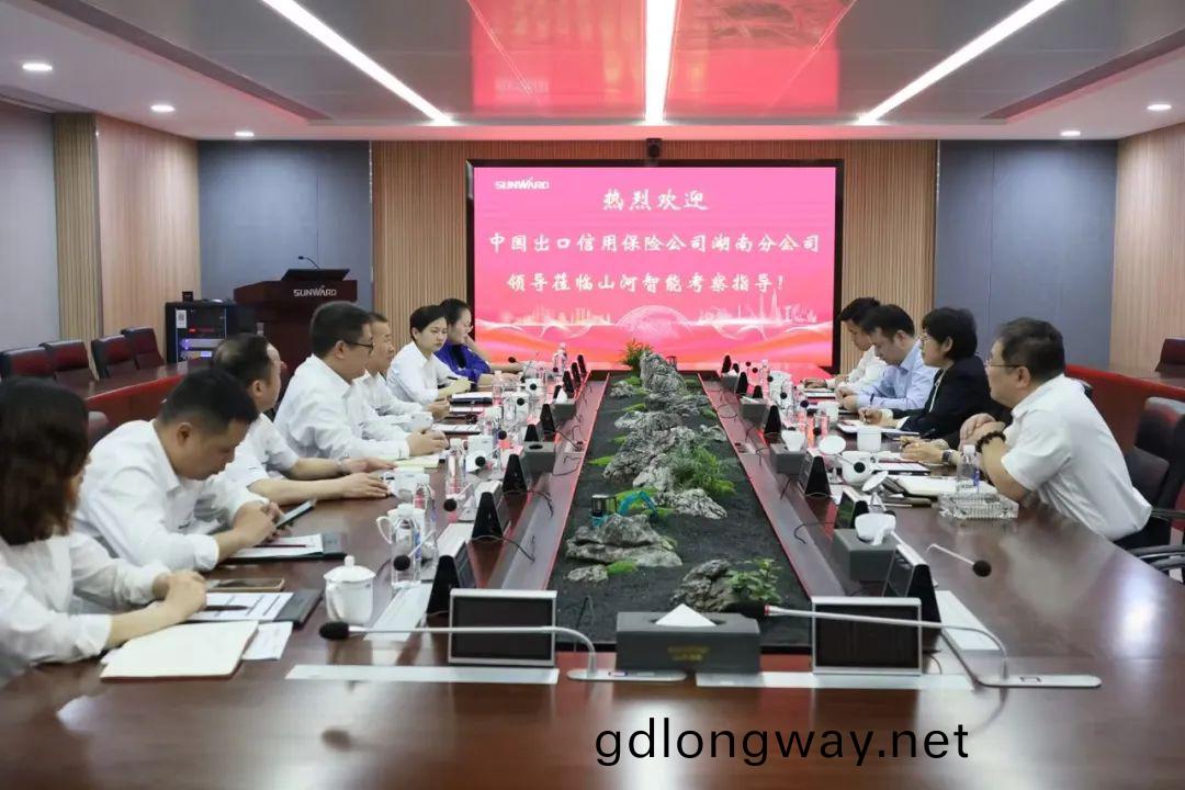 助(zhu)力山河“智”造走(zou)曏(xiang)世(shi)界(jie)！中國(guo)信保湖(hu)南(nan)分(fen)公(gong)司到訪(fang)山(shan)河(he)智(zhi)能