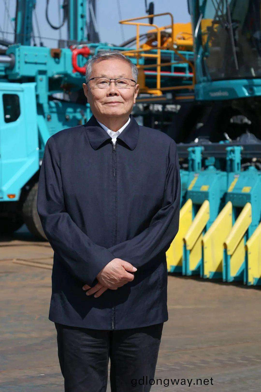 何清(qing)華穫頒“2021-2022年度(du)全(quan)國(guo)優秀企(qi)業傢”