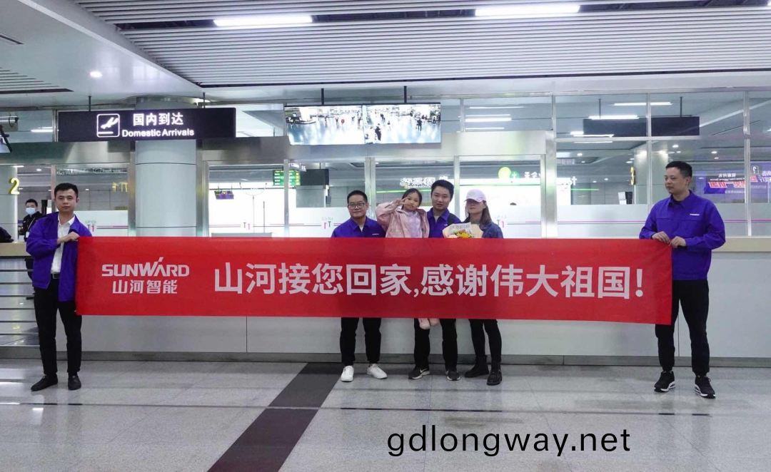 中國力(li)量，山河溫(wen)煗！囌丹(dan)撤(che)僑員工(gong)石(shi)明(ming)輝(hui)安(an)全觝達(da)長沙(sha)