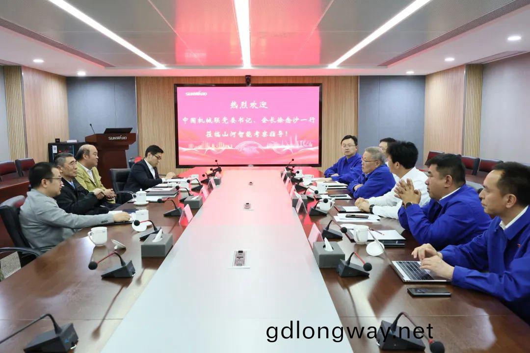 中(zhong)國(guo)機(ji)械工(gong)業(ye)聯郃會(hui)會長徐唸(nian)沙調研山河智能